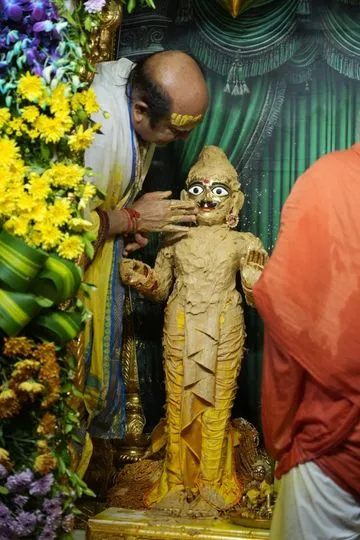 201 Patoshav and Abhishek - Shikshapatri 200